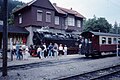 Zwei Züge halten im Bahnhof Alexisbad (August 1989)