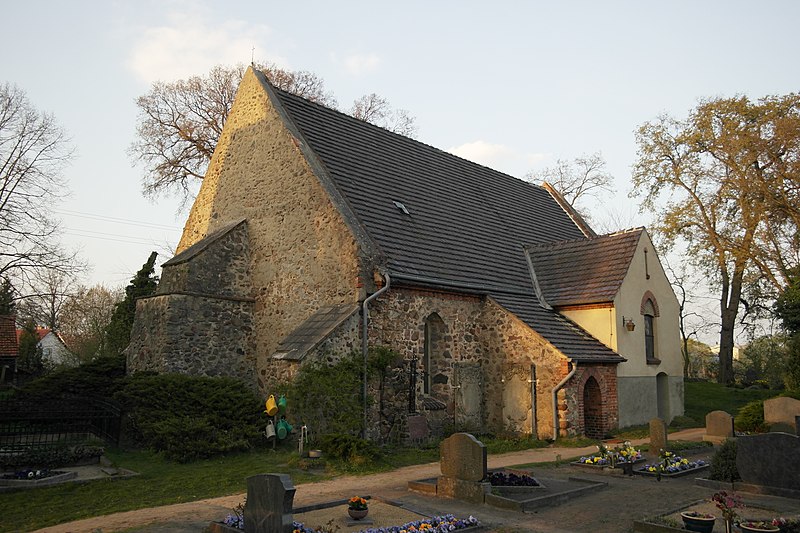 File:AltgolßenKirche.jpg