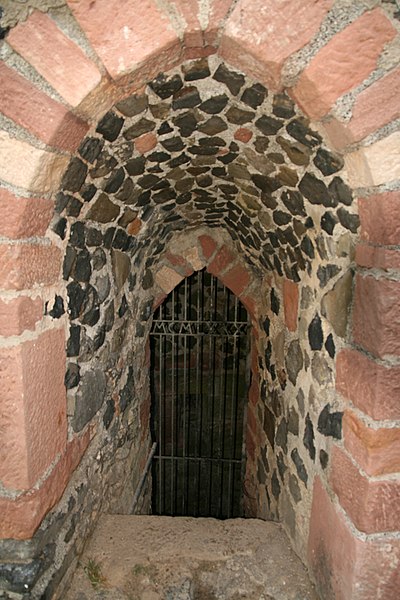 File:Amoeneburg Schlossruine Turm 20110924 Emha 3264.jpg