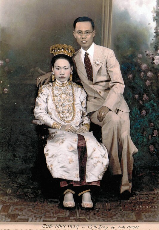 File:Anonymous photograph of a Peranakan bride and groom 