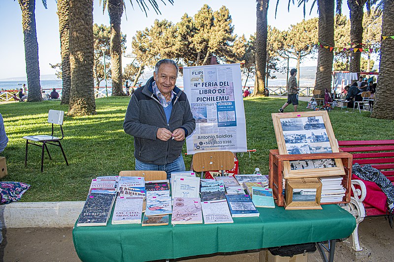 File:Antonio Saldías se presentó en IV Feria del Libro de Pichilemu (52709863585).jpg