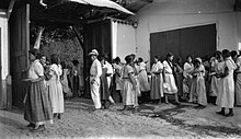 Workers on a coffee plantation in El Salvador waiting for the distribution of wages in the form of food. Photo taken by Eduard Paulig. Arbetare pa en kaffeplantage i El Salvador 1927 SLSA 1232-3 foto 14.jpg