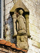 Statue sur angle de pignon du château, près de l'église.