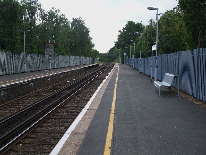 File:Ashtead station looking southbound2.JPG