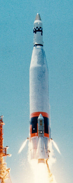 Un Atlas-Agena A lanzando o satélite MIDAS 2.