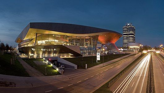 BMW AG'nin Münih'te bulunan BMW Welt (BMW Dünyası) adlı, müşteri odaklı hizmet sunmak amacıyla tasarlanmış, sergi, kongre ve pazarlama merkezinin gece görünümü. (Münih, Almanya)]](Üreten:Richard Bartz)