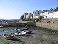 Camariñas udalerriko portuaren ikuspegia itsasbeherarekin.