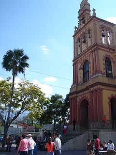 Antigua Basílica de Guadalupe, aun de pie a menos de 50 metros de la nueva edificación.