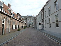 Situering in de Lange Nieuwstraat met in het midden de Fundatie van Renswoude