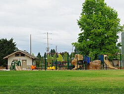 Bicentennial Park oyun alanı - Hillsboro, Oregon.JPG