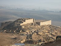 Foro de Bílbilis con base del templo al frente