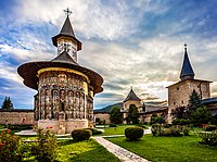 Biserica si curtea manastirii Sucevita.jpg