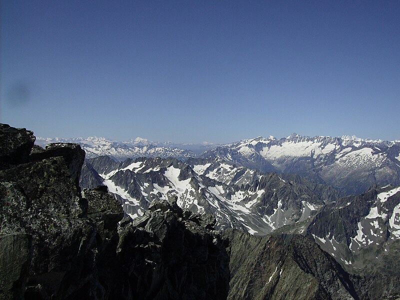 File:Blick vom Oberalpstock nach SW.jpg