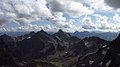 Blick vom Scheibler nach Südosten. Dominant in der Mitte stehen Saumspitze und Seeköpfe, darunter die Darmstädter Hütte.