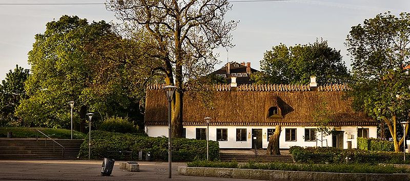 File:Brønshøj Rytterskole.jpg