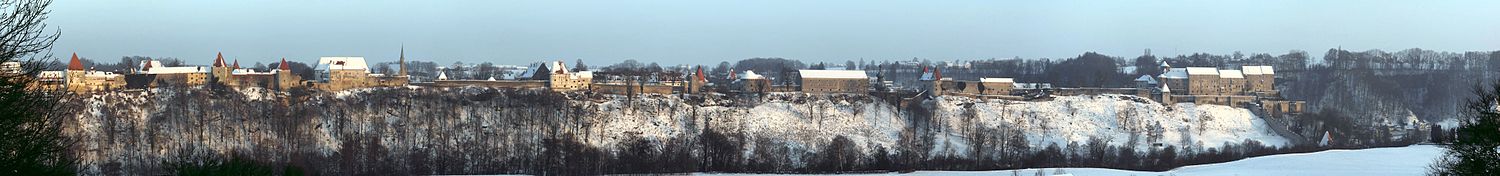 Winteragtige uitsig op die kasteel vanuit die weste: eerste binnehof aan die regterkant