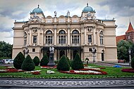 Pomnik przed wejściem głównym do teatru