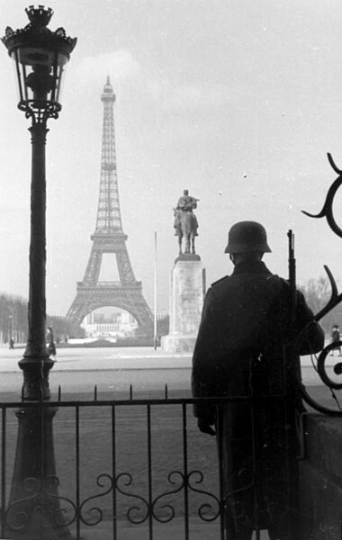 File:Bundesarchiv Bild 101I-373-2623-30A, Paris, Soldat vor Eiffelturm.jpg