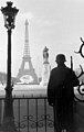 Bundesarchiv Bild 101I-373-2623-30A, Paris, Soldat vor Eiffelturm.jpg