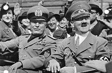 Germany's Fuhrer Adolf Hitler (right) beside Italy's Duce Benito Mussolini (left) Bundesarchiv Bild 146-1969-065-24, Munchener Abkommen, Ankunft Mussolini.jpg