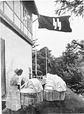 Babies born during the SS Lebensborn program in 1943 Bundesarchiv Bild 146-1973-010-11, Schwester in einem Lebensbornheim.jpg