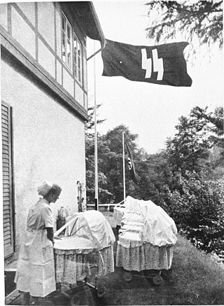 Bundesarchiv Bild 146-1973-010-11, Schwester in einem Lebensbornheim.jpg