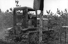Rodung des Geländes durch einen sowjetischen SChTS-NATI-Kettentraktor nach dem symbolischen ersten Axthieb