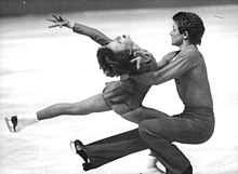 East German pair skaters Sabine Baess and Tassilo Thierbach performing a pair spin, 1979 Bundesarchiv Bild 183-U1215-0046, Sabine Baess, Tassilo Thierbach.jpg