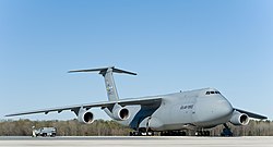 Un C-5M Super Galaxy si trova sulla linea di volo a Dover AFB nell'aprile 2014.