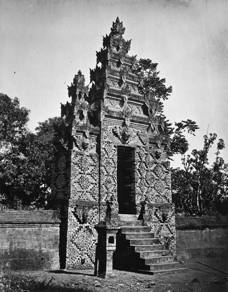 File:COLLECTIE TROPENMUSEUM Poort van de hindoeïstische tempel Balé Agung te Singaraja Bali TMnr 60025462.jpg