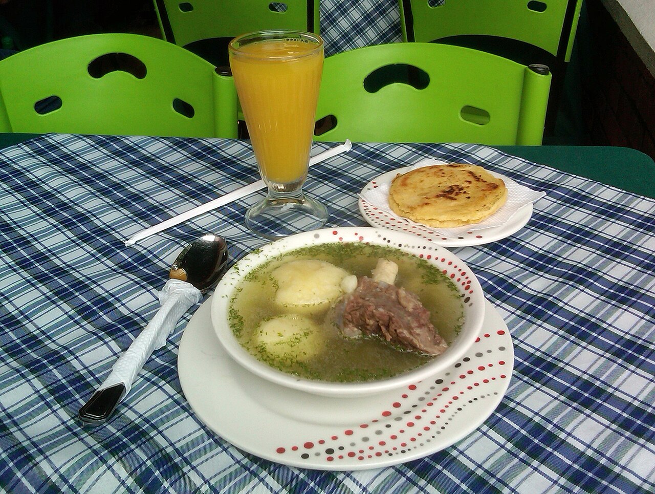 1280px-Caldo_de_Costilla.jpg