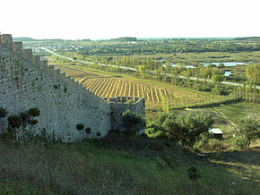 Vista do exterior da muralha do castelo de Montemor-o-velho