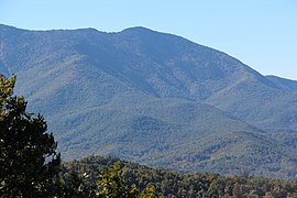 Celo Knob from Three Knobs Overlook, říjen 2016.jpg