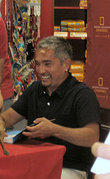 Millan signing books in 2007. Cesar millan.jpg