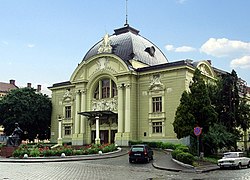 Le théâtre Olha Kobylianska de Tchenivtsi, classé[7].