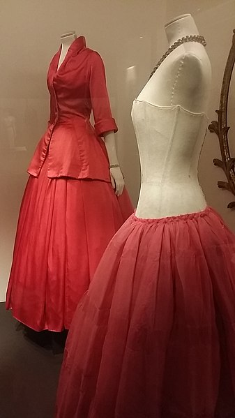 File:Christian Dior evening gown called "Zémire", Fall-Winter 1954 01.jpg