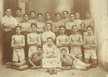 Photo de groupe d'un club de boxeurs.