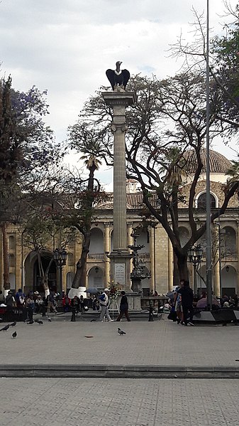 File:Columna de los Héroes, el Cóndor en la Plaza Principal Cbba.jpg