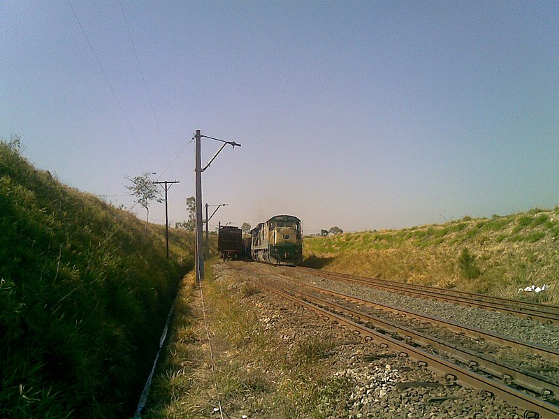 File:Comboios parados no pátio de cruzamento Convenção (ZFY) - Variante Boa Vista-Guaianã km 195 em Itu - panoramio.jpg