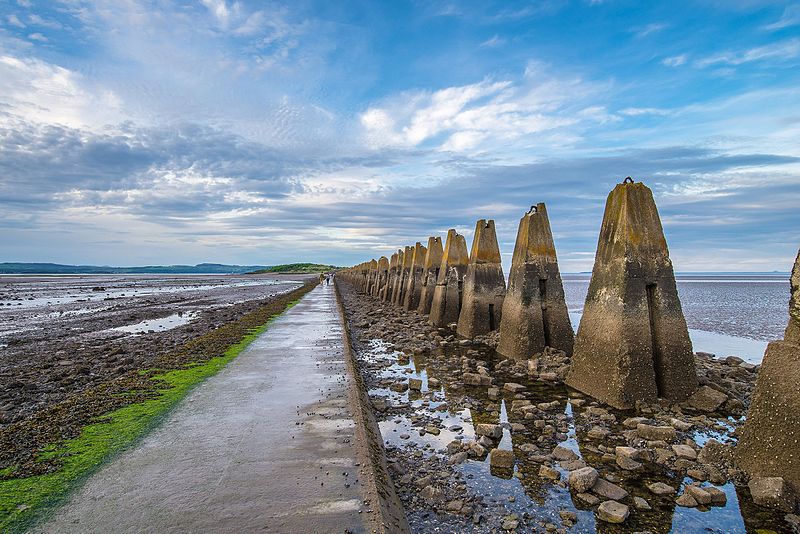 File:Cramond island causeway (14313866563).jpg