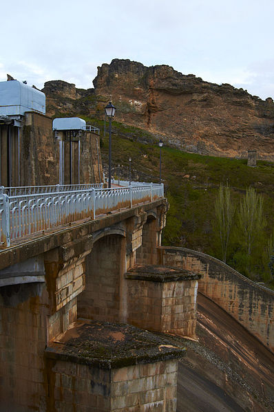 File:Dam of Pálmaces Reservoir.jpg