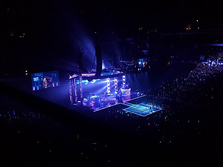 Tập_tin:Demi_Lovato_at_Nationwide_Arena_(Neon_Lights_Tour)_3.jpg