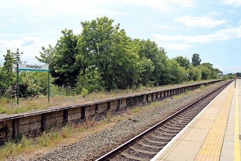 File:Disused platform, Prestatyn railway station (geograph 4031618).jpg