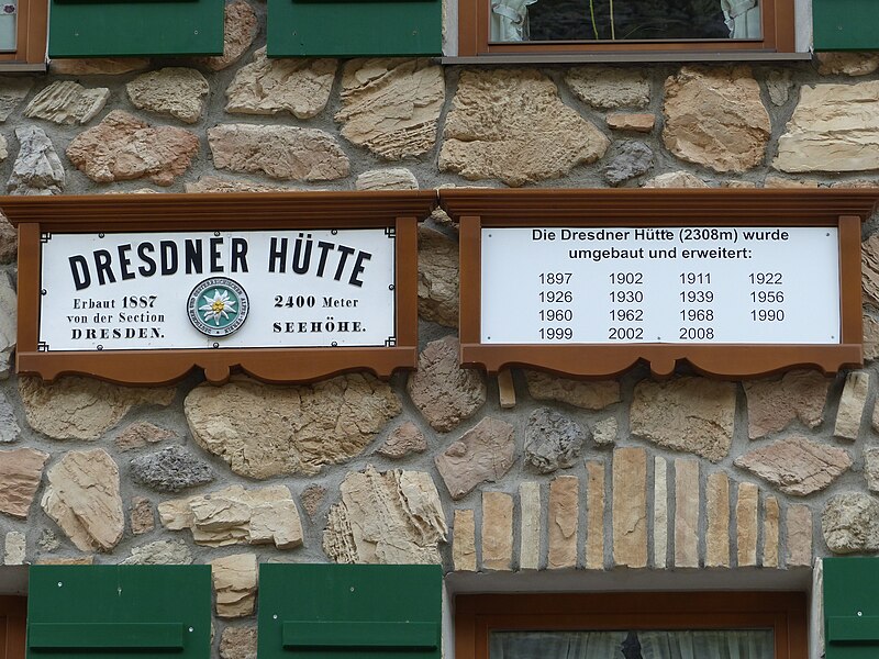 File:Dresdner Hütte Hüttenschild Umbauten.jpg