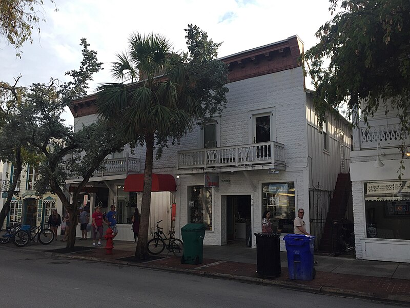 File:Duval Street, Key West, FL - 28222229008.jpg