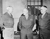 Ces trois officiers généraux américains portent le blouson. 1944.