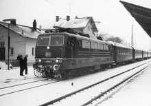 Locomotive E 410 011 with origin marking at a stop at Gauting station in the winter of 1967-1968. E410 011 Gauting 1968.png