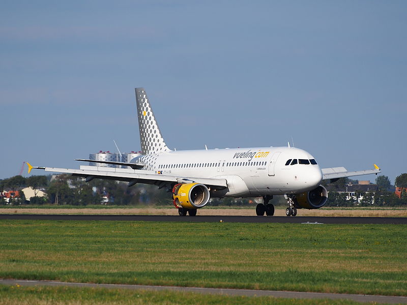 File:EC-LOB Vueling Airbus A320-214 - cn 4849 landing.JPG