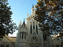 El Pilar is a school with a long list of old boys (former pupils), including one Prime Minister. Edificio neogotico y monumental.... Colegio el Pilar (Madrid).jpg