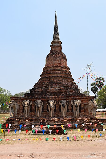 ไฟล์:Elephants_around_Wat_Sorasak_pagoda_1_-_Sukhothai.JPG